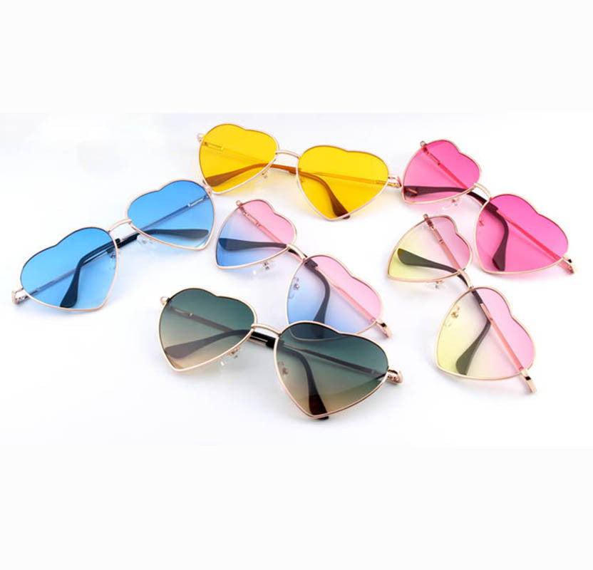 Reflektierende Sonnenbrille mit Herzmotiv