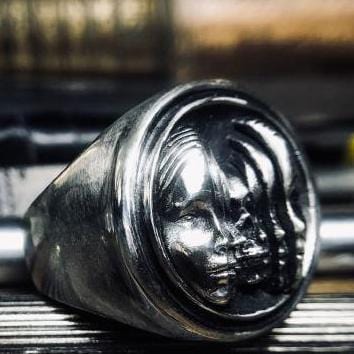 PERSONALISIERTER TOTENKOPF MIT MEHRFACHEM SCHÖNHEITSHAUTMASKE, SILBERRING