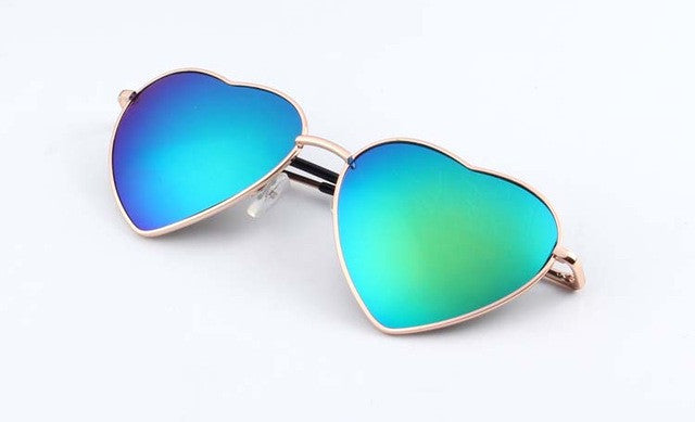 Reflektierende Sonnenbrille mit Herzmotiv