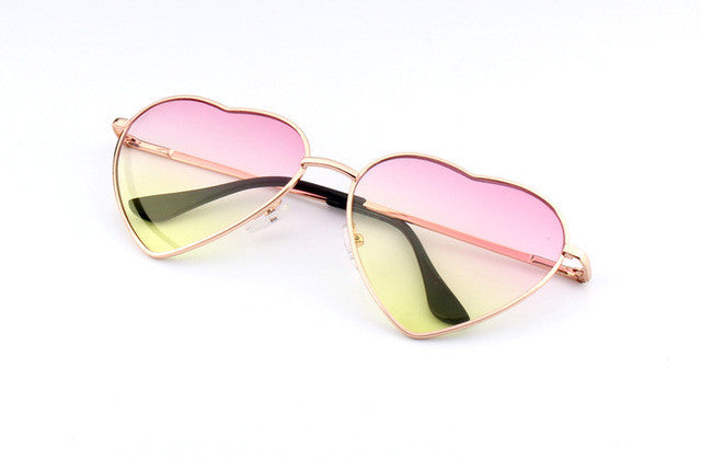 Reflektierende Sonnenbrille mit Herzmotiv
