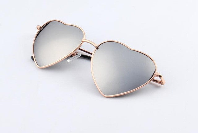 Reflektierende Sonnenbrille mit Herzmotiv