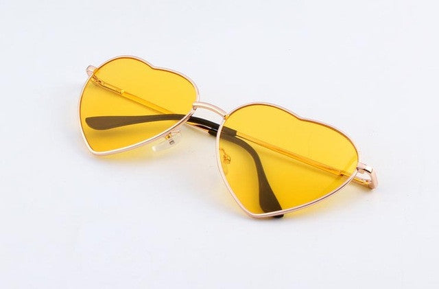 Reflektierende Sonnenbrille mit Herzmotiv