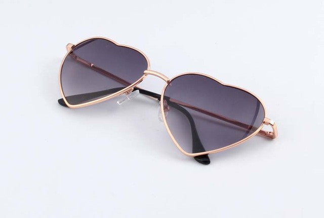 Reflektierende Sonnenbrille mit Herzmotiv