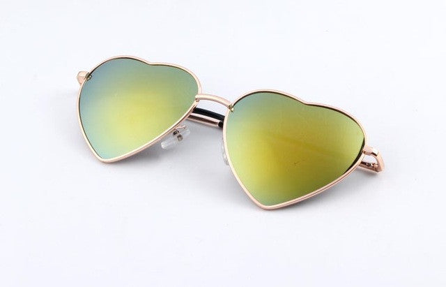 Reflektierende Sonnenbrille mit Herzmotiv