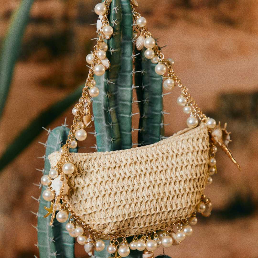 Bolso de mano con perlas y conchas de Bali