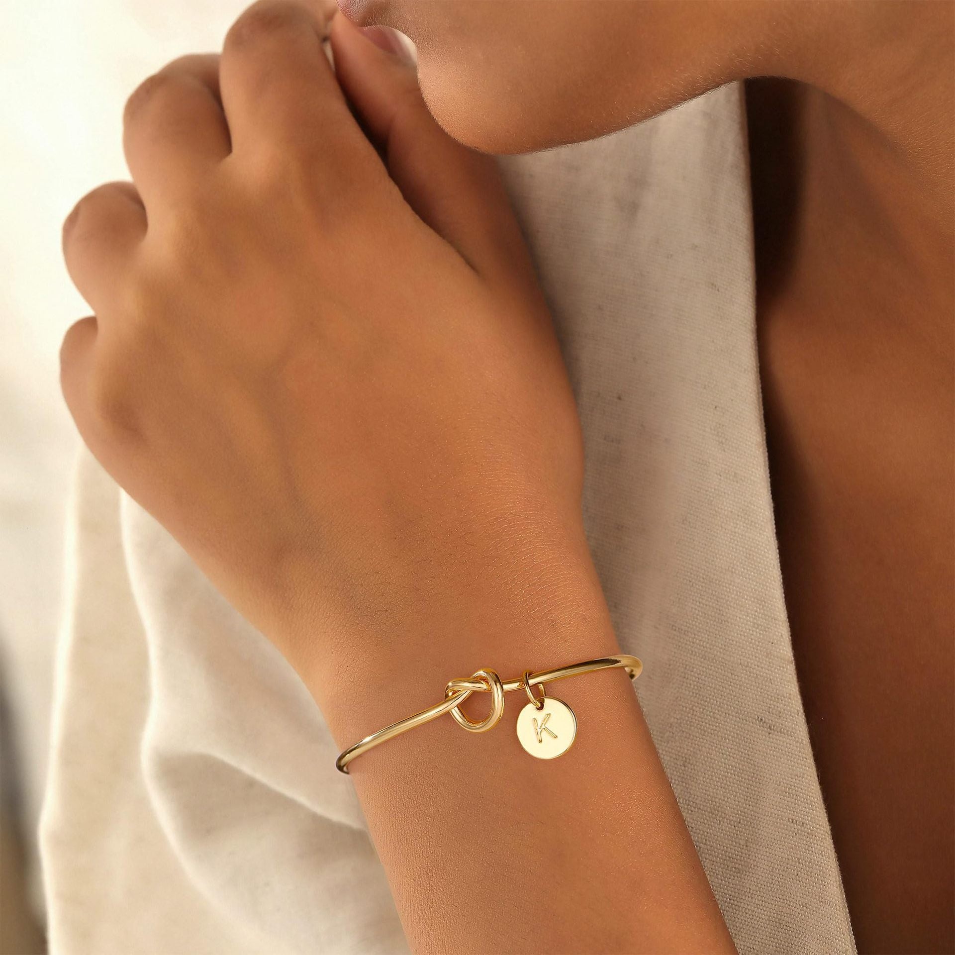 Brazalete con inicial Belle