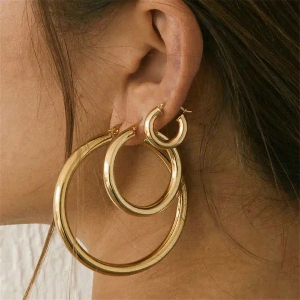 Conjunto de pendientes de aro clásicos