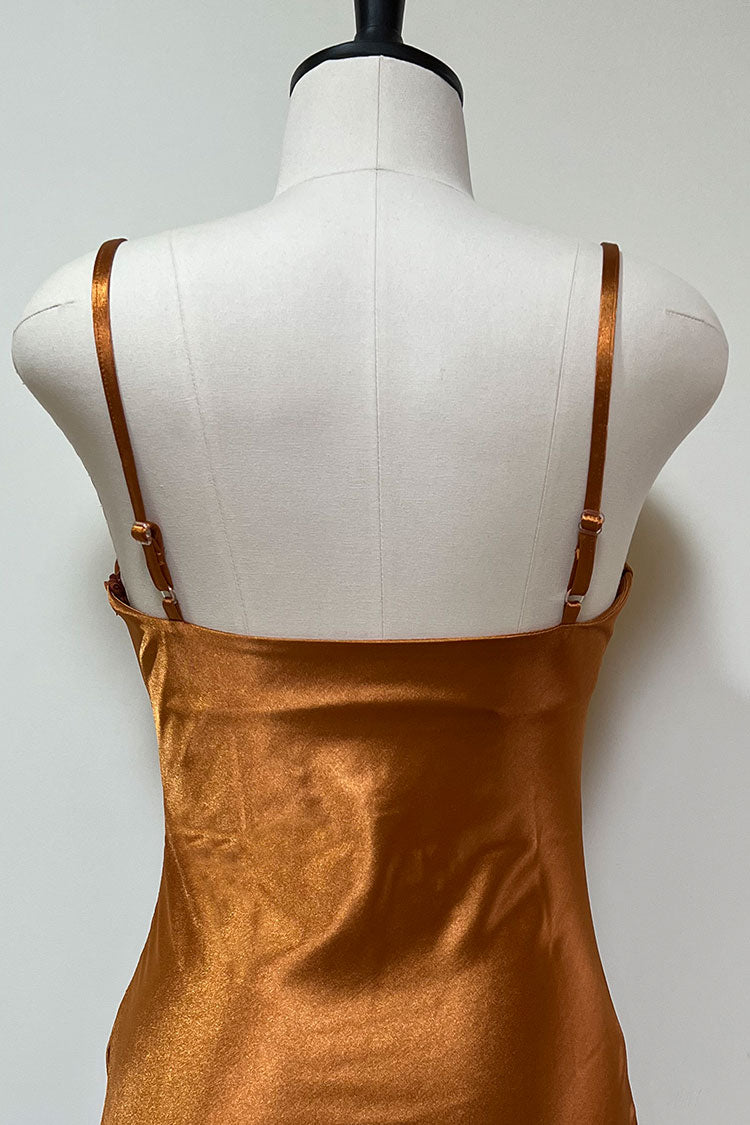 Vestido midi de satén con escote vuelto, tirantes finos y abertura lateral, de seda y color óxido