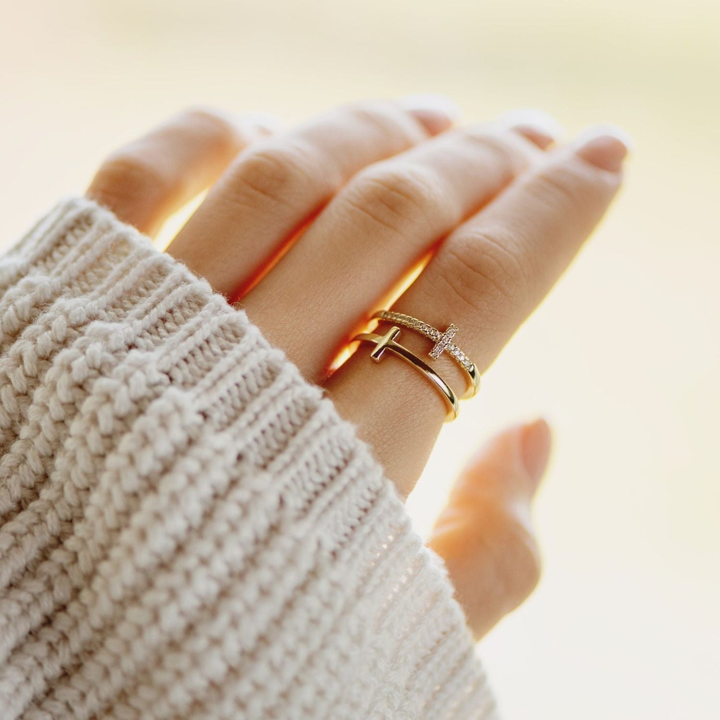 Anillo de cruz de dos bandas de oro