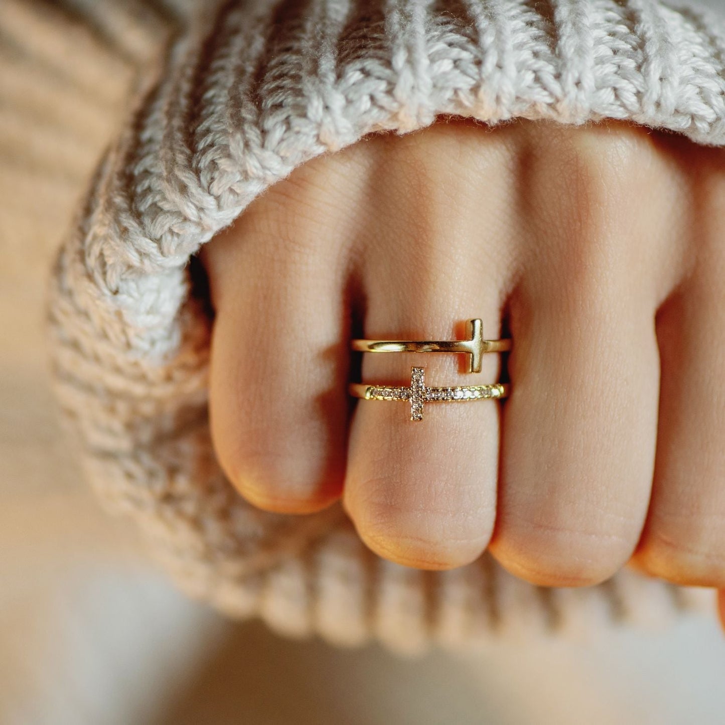 Anillo de cruz de dos bandas de oro