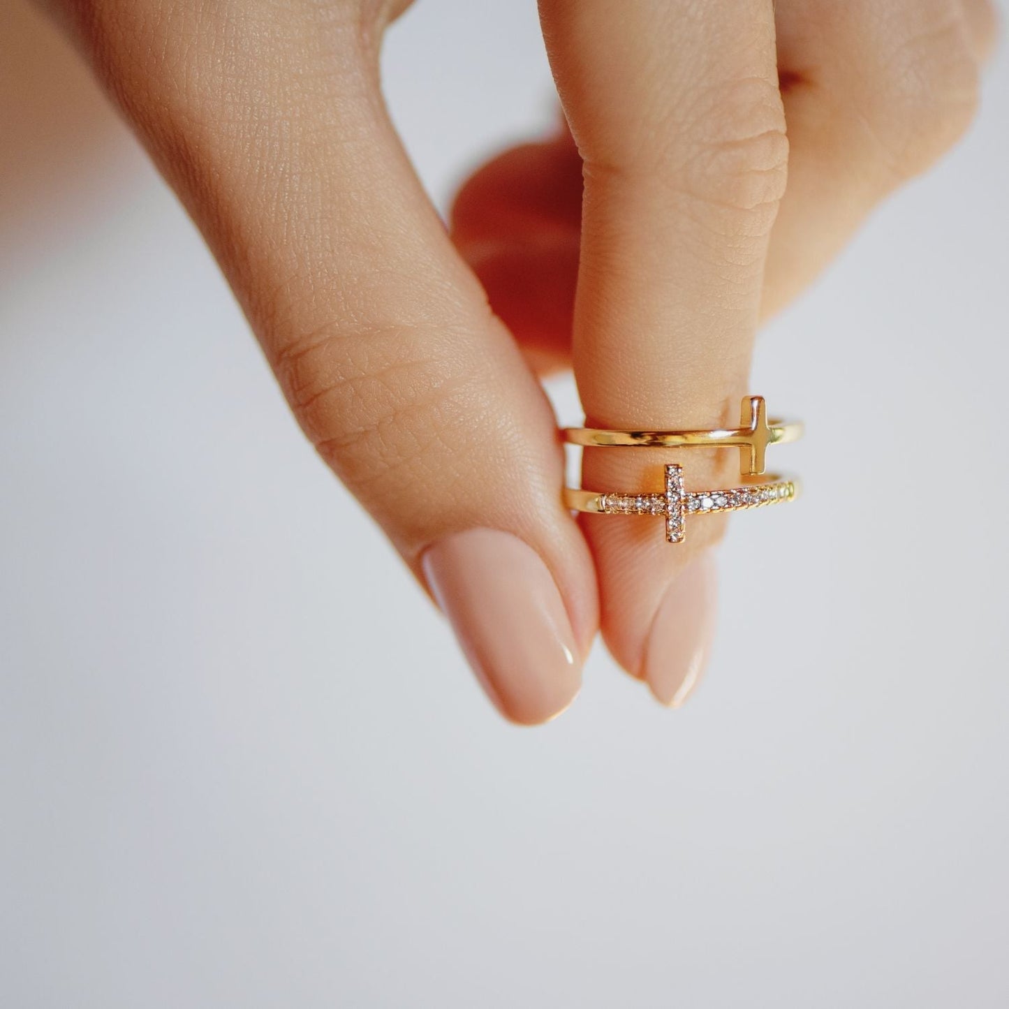 Anillo de cruz de dos bandas de oro