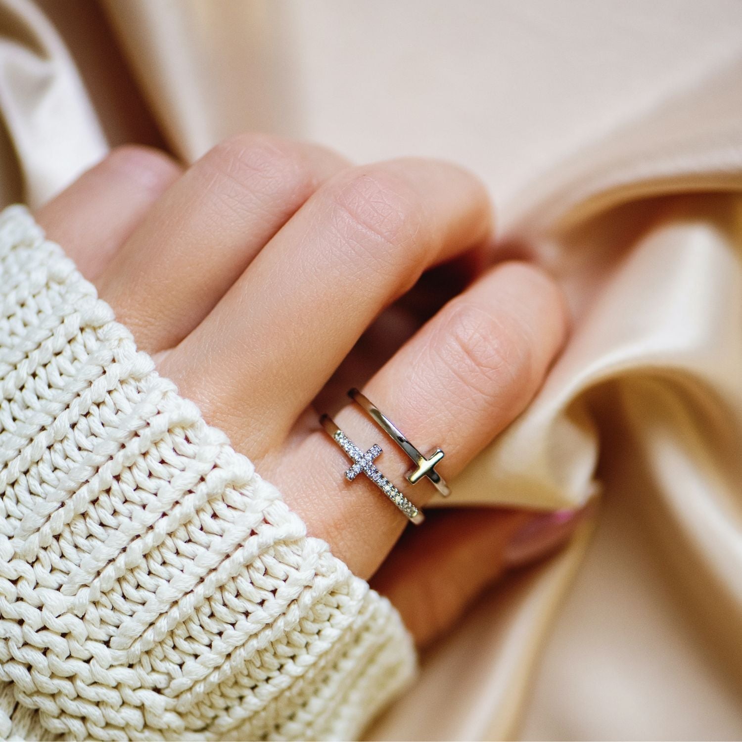 Anillo de cruz de dos bandas "Jesús es la respuesta" 