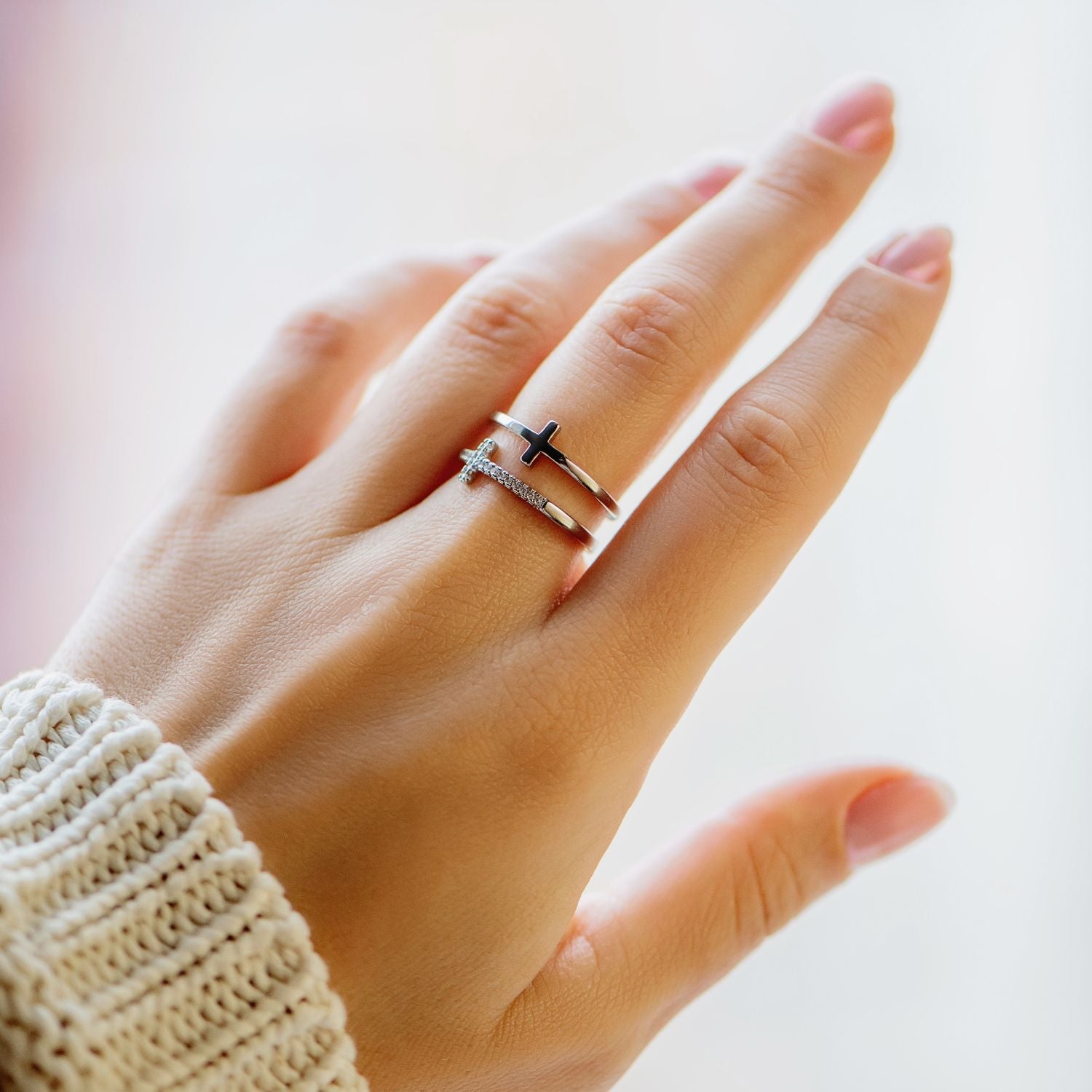 Anillo de cruz de dos bandas "Jesús es la respuesta" 