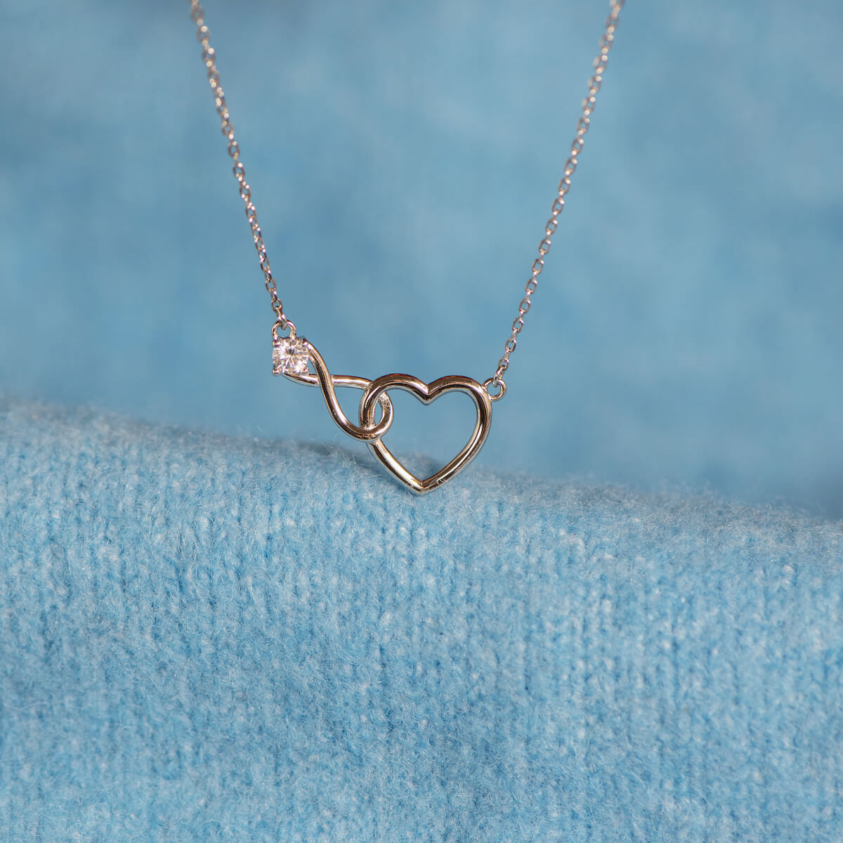 Collar de corazón infinito