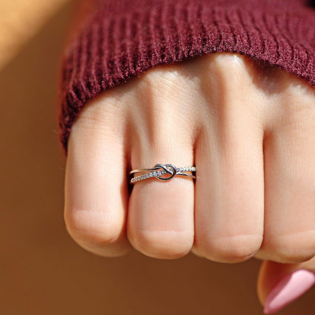 Atado por manos de ángel - Anillo de nudo de corazón de la amistad