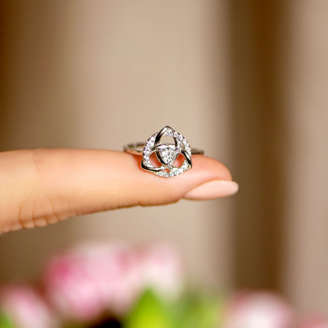 Anillo con nudo celta de hermanas 