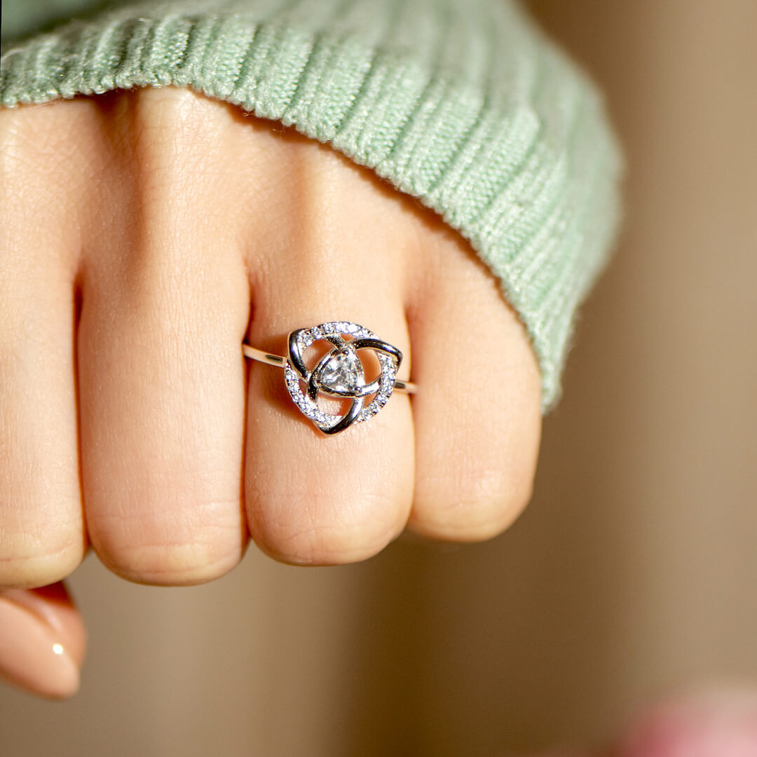 Anillo con nudo celta de hermanas 