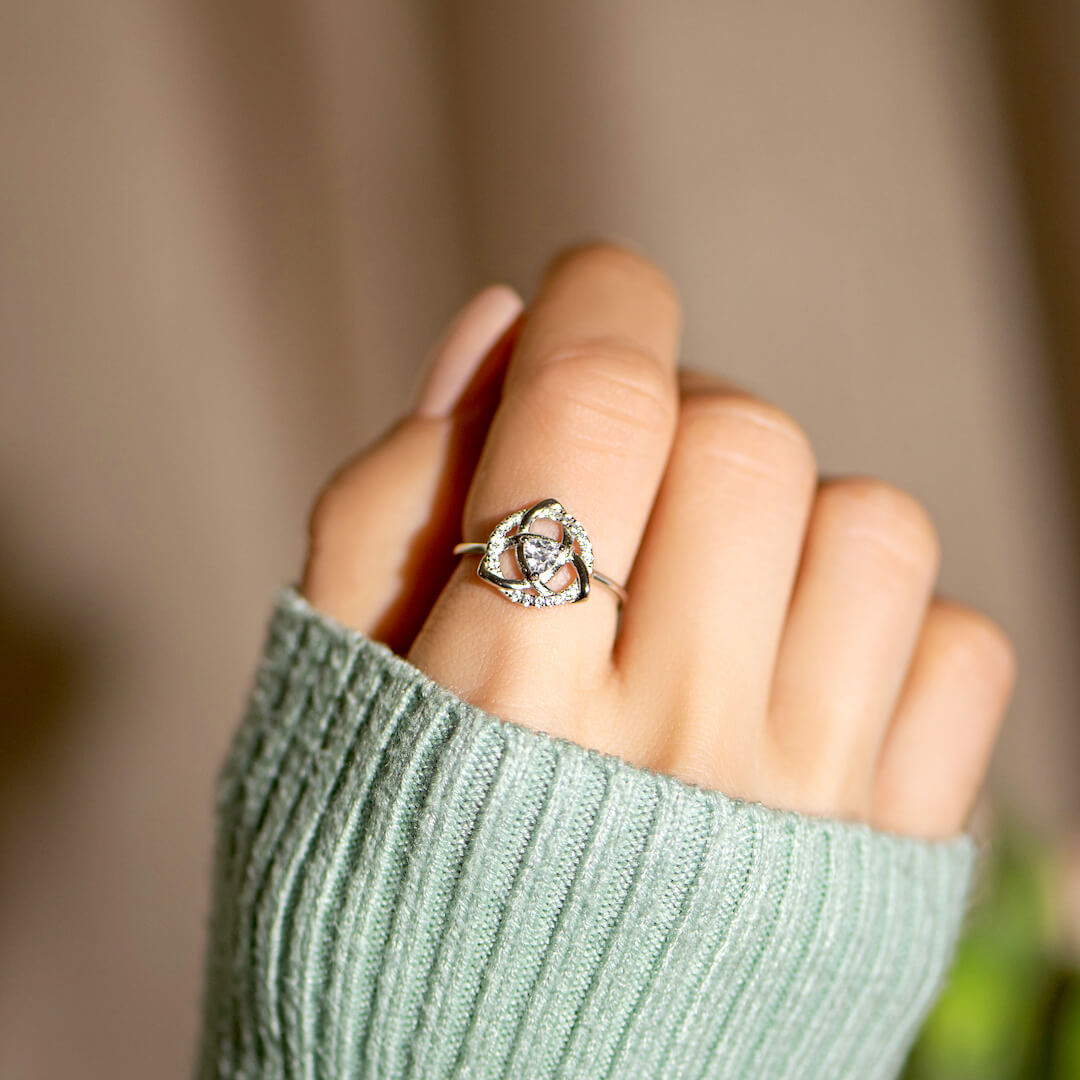 Anillo con nudo celta de hermanas 