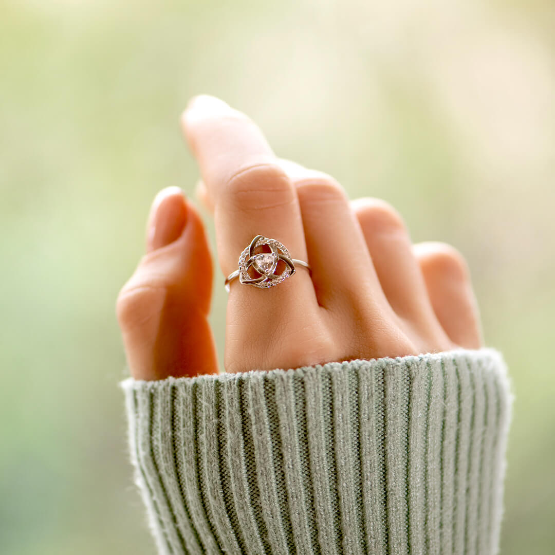 Anillo con nudo celta de hermanas 