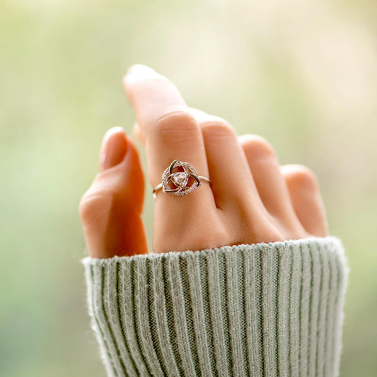 Anillo con nudo celta de hermanas 