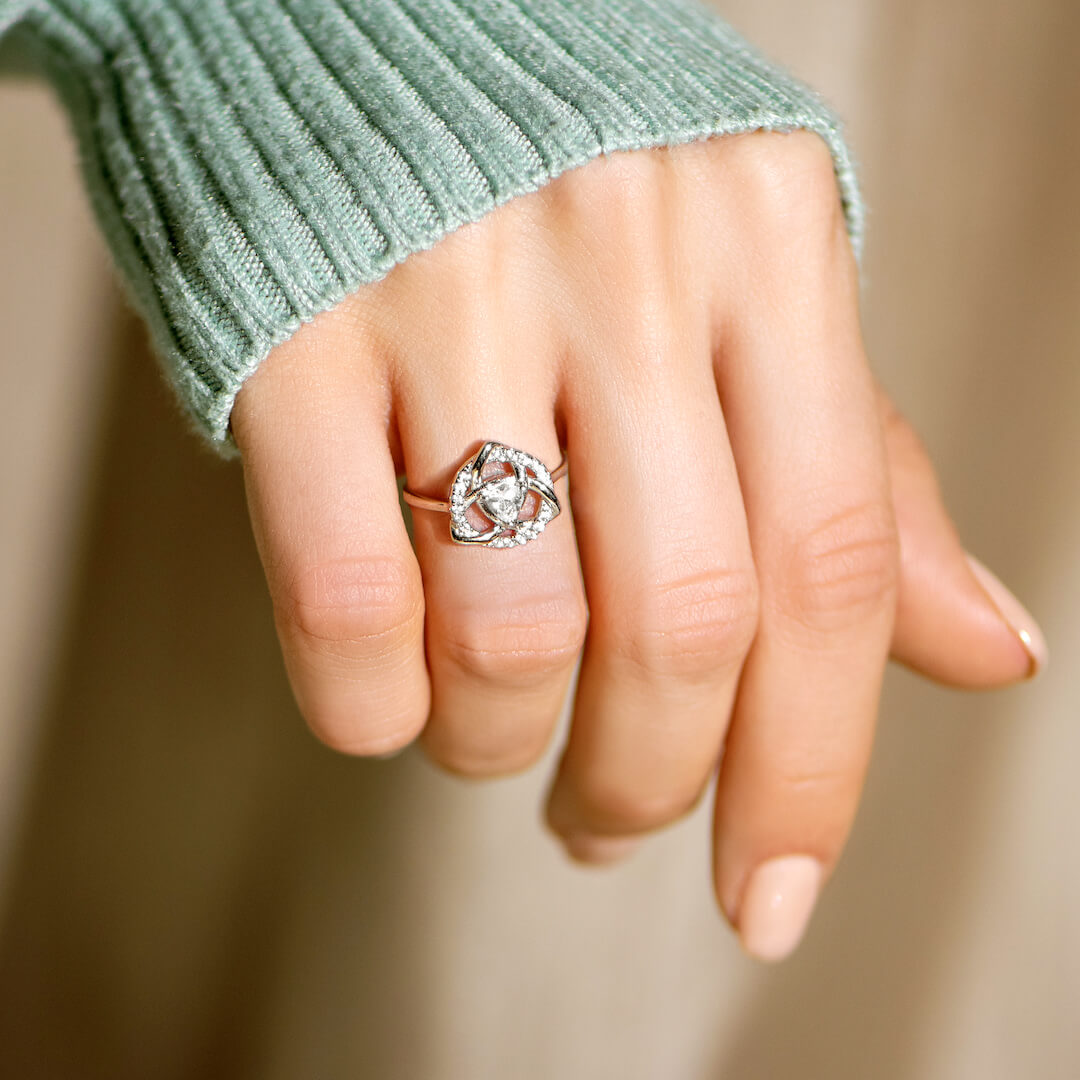 Anillo con nudo celta de hermanas 