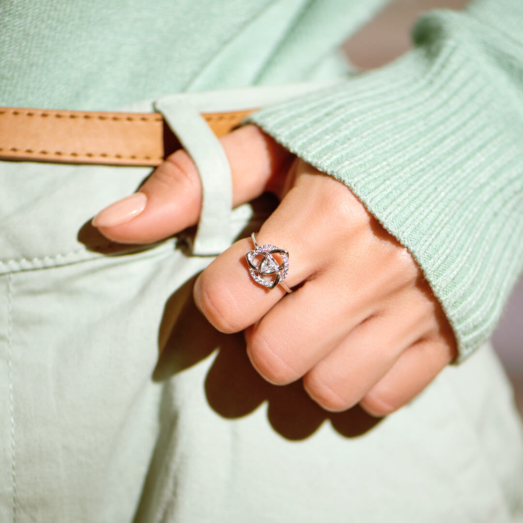 Anillo con nudo celta de hermanas 
