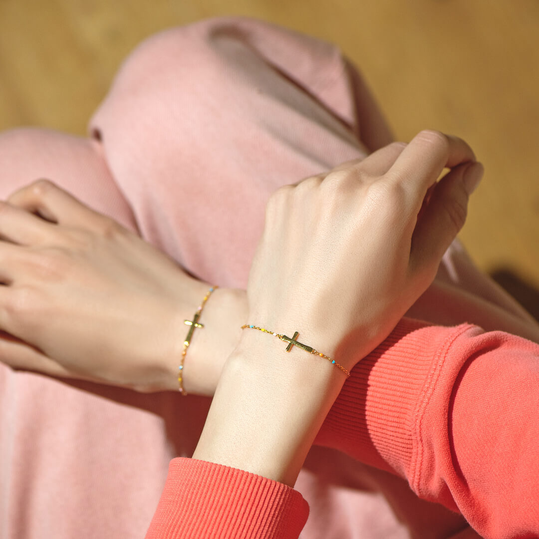 Pulsera con cruz "Pray Through It" 