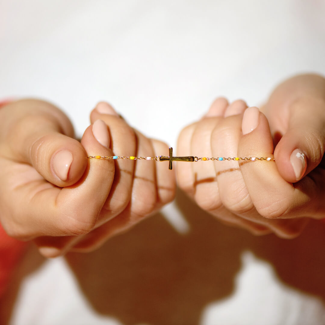 Pulsera con cruz "Pray Through It" 