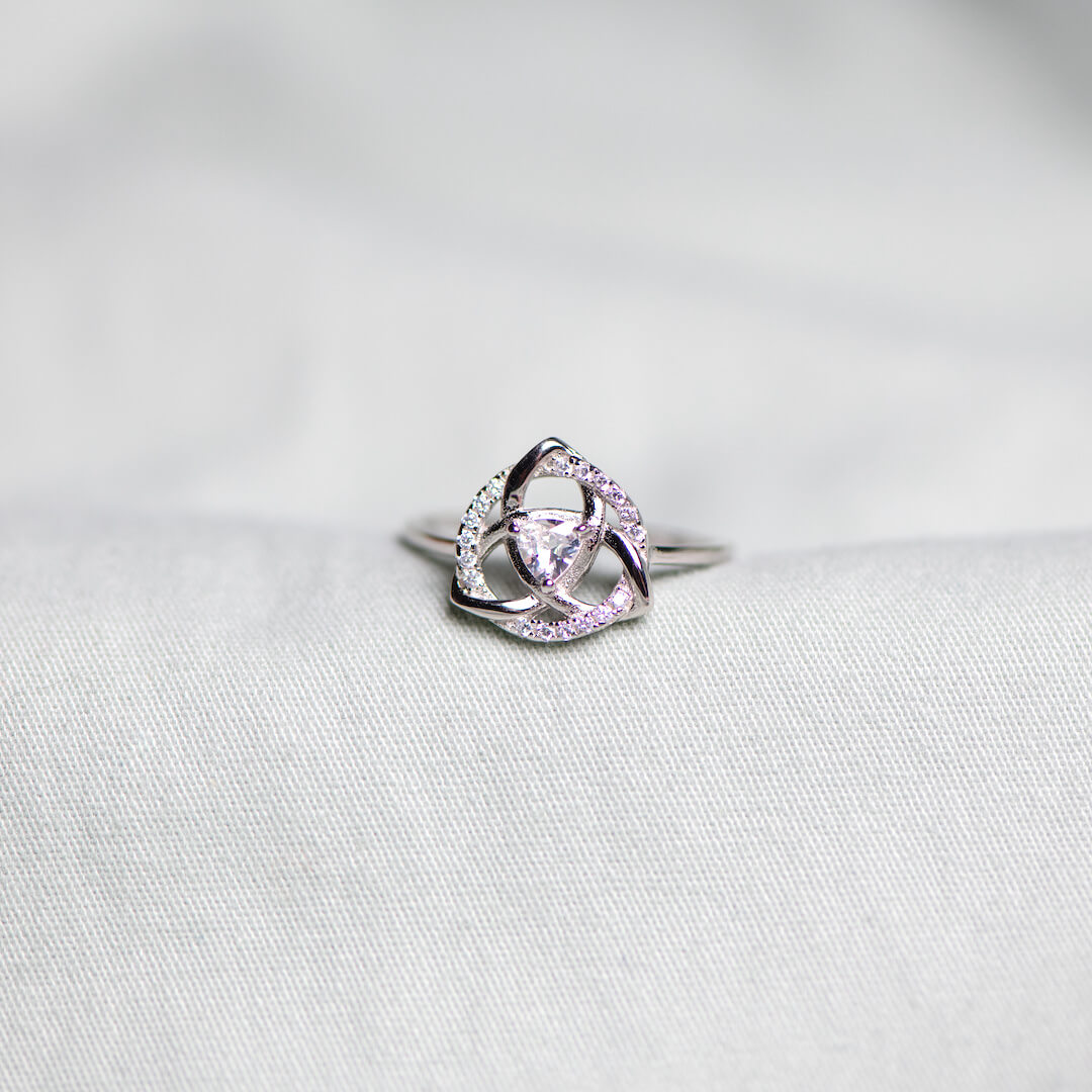 Anillo con nudo celta de hermanas 