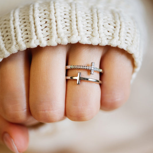 Anillo de cruz de dos bandas con la frase "Pray Through It"