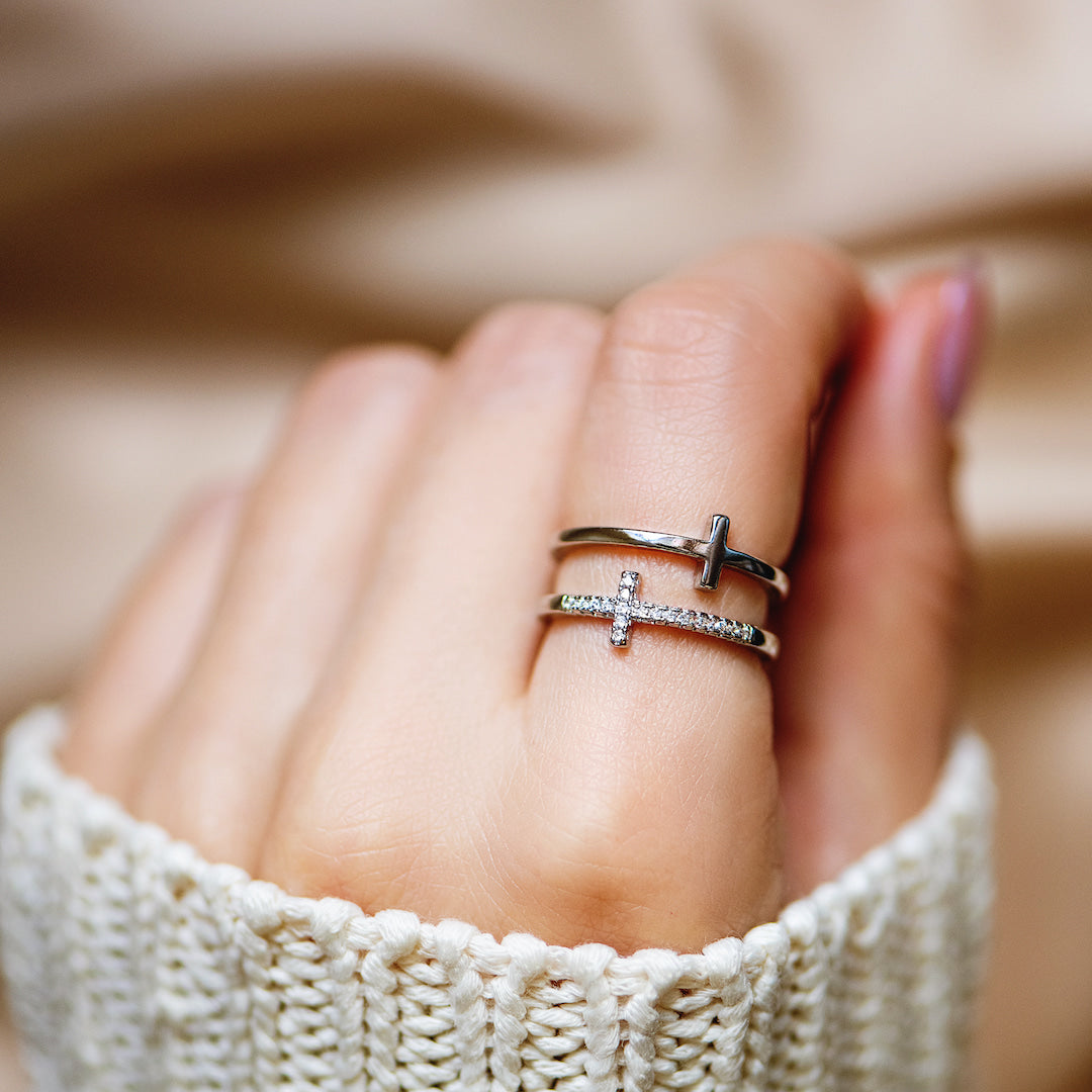 Anillo de cruz de dos bandas con la frase "Pray Through It"