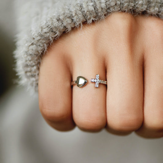 Anillo con forma de corazón y cruz "Pray Through It"