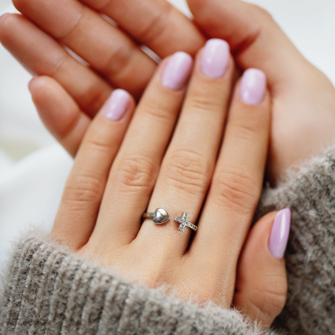Anillo con forma de corazón y cruz "Pray Through It"