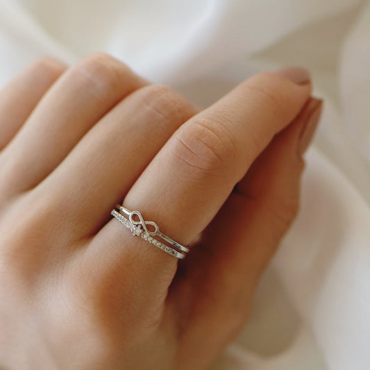 Anillo con gema del infinito 