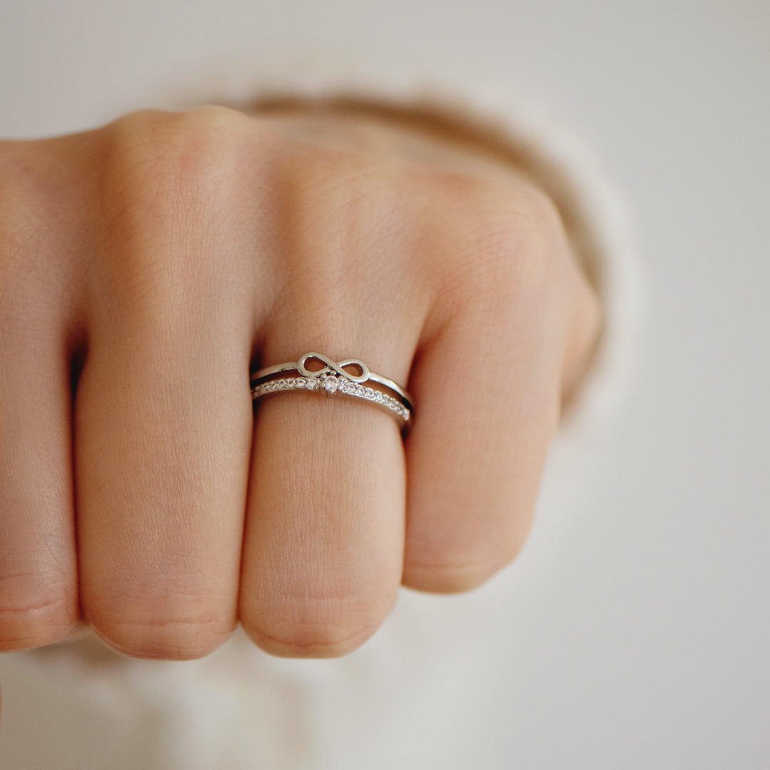 Anillo con gema del infinito 