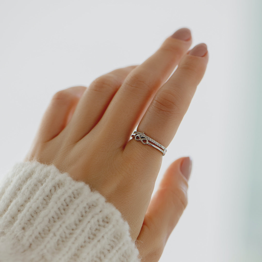 Anillo con gema del infinito 