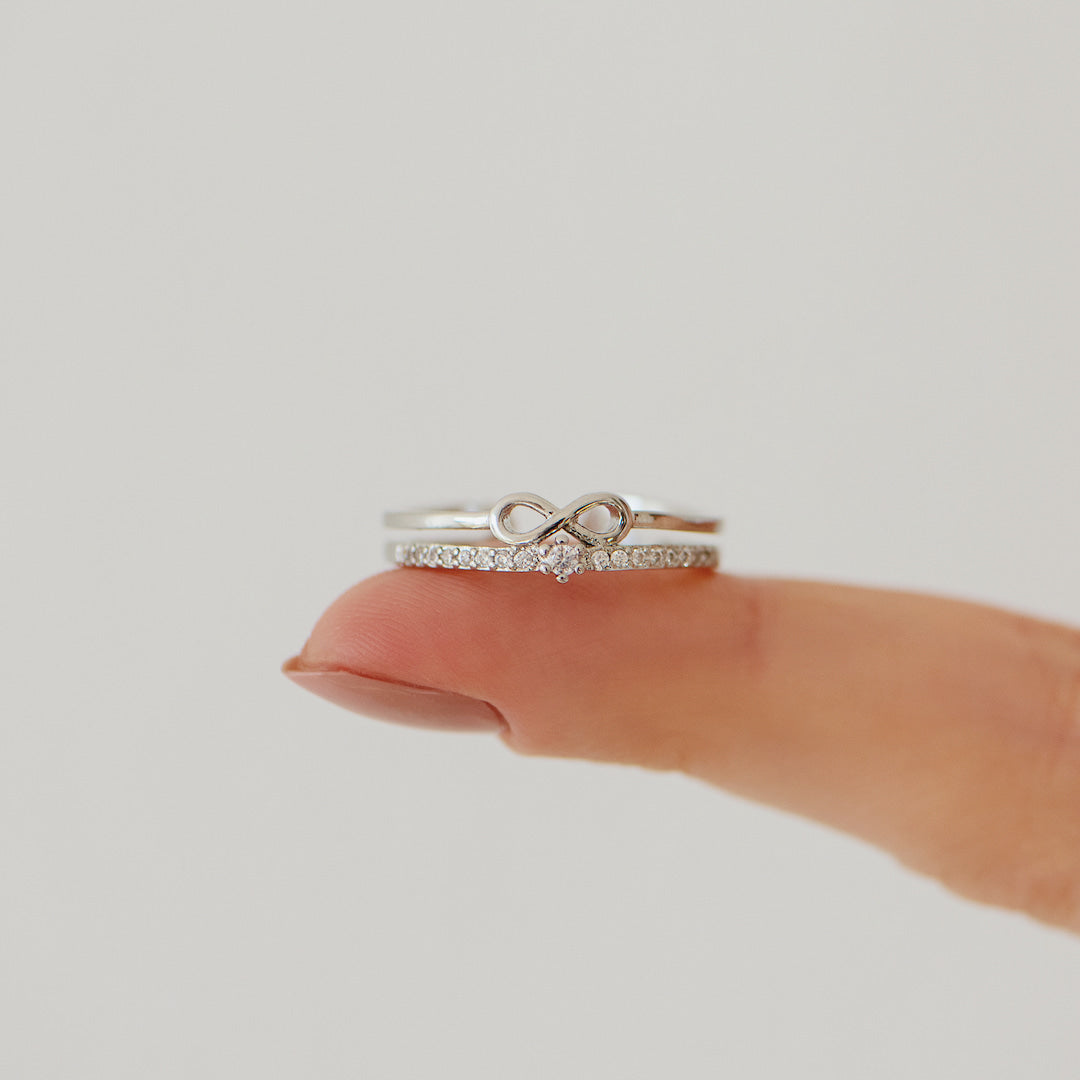 Anillo con gema del infinito 