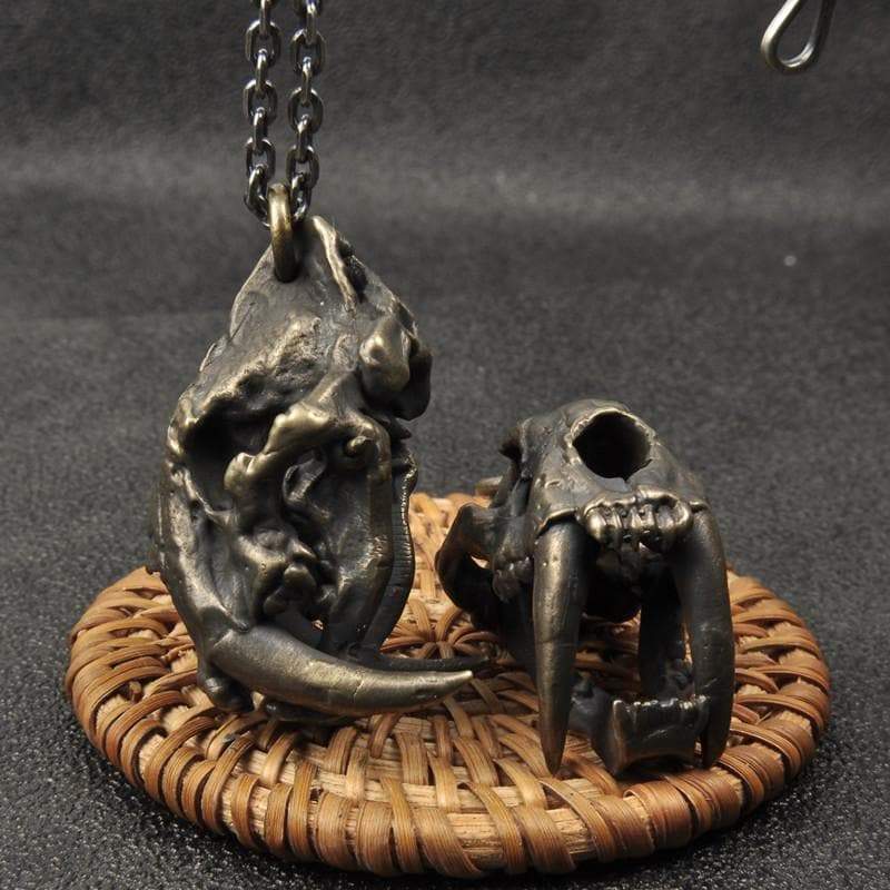 COLGANTE DE LATÓN CON CALAVERA DE TIGRE DIENTES DE SABLE