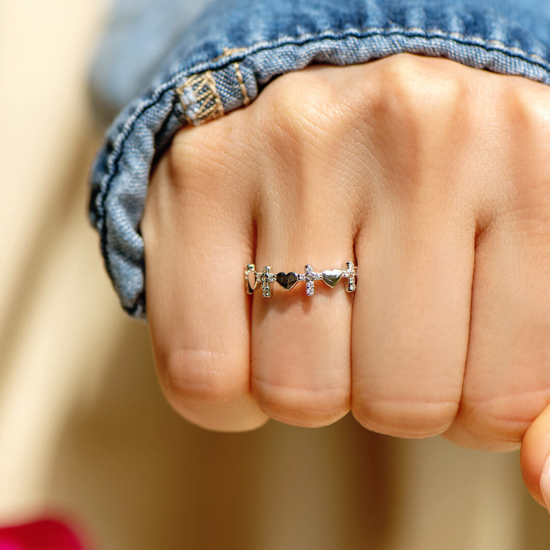 Anillo con forma de corazón y cruz "Pray Through It"