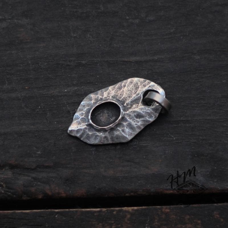 VINTAGE LEAF GEMSTONE SILVER PENDNAT