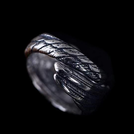 ANILLO DE PLATA CON PLUMA TALLADA