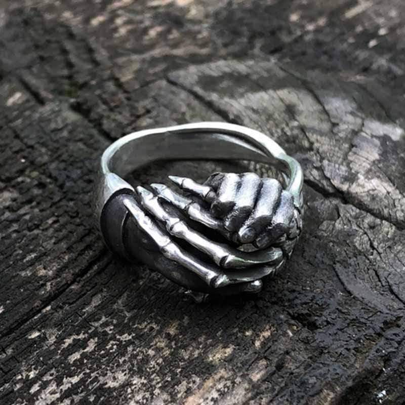 ANILLO DE ACERO INOXIDABLE CON MANO DE CALAVERA Y AMISTAD