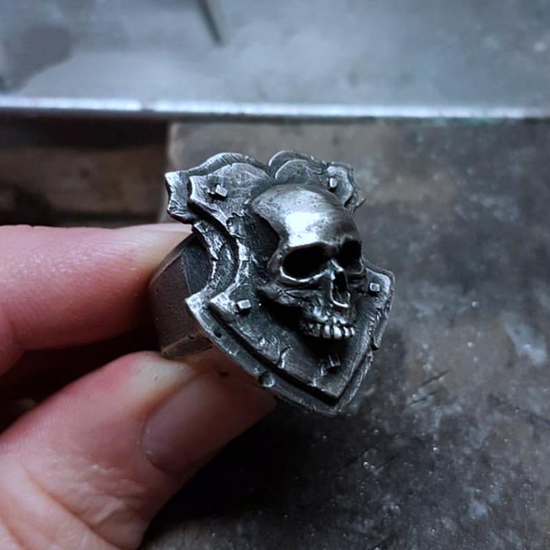 ANILLO DE ACERO INOXIDABLE CON CALAVERA DE MOTOCICLISTA GÓTICA