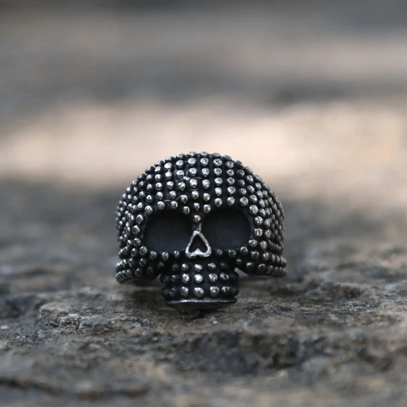 ANILLO DE ACERO INOXIDABLE CON TACHUELAS DE CALAVERA GÓTICA