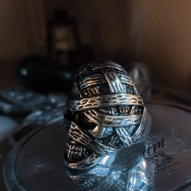 ÄGYPTISCHER MUMIENTOTENKOPF-RING AUS EDELSTAHL