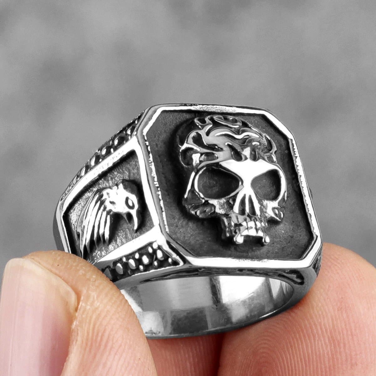 ANILLO PUNK DE ACERO INOXIDABLE CON CALAVERA GÓTICA