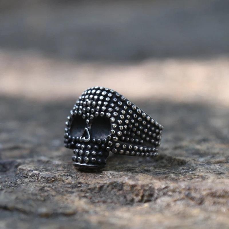 ANILLO DE ACERO INOXIDABLE CON TACHUELAS DE CALAVERA GÓTICA