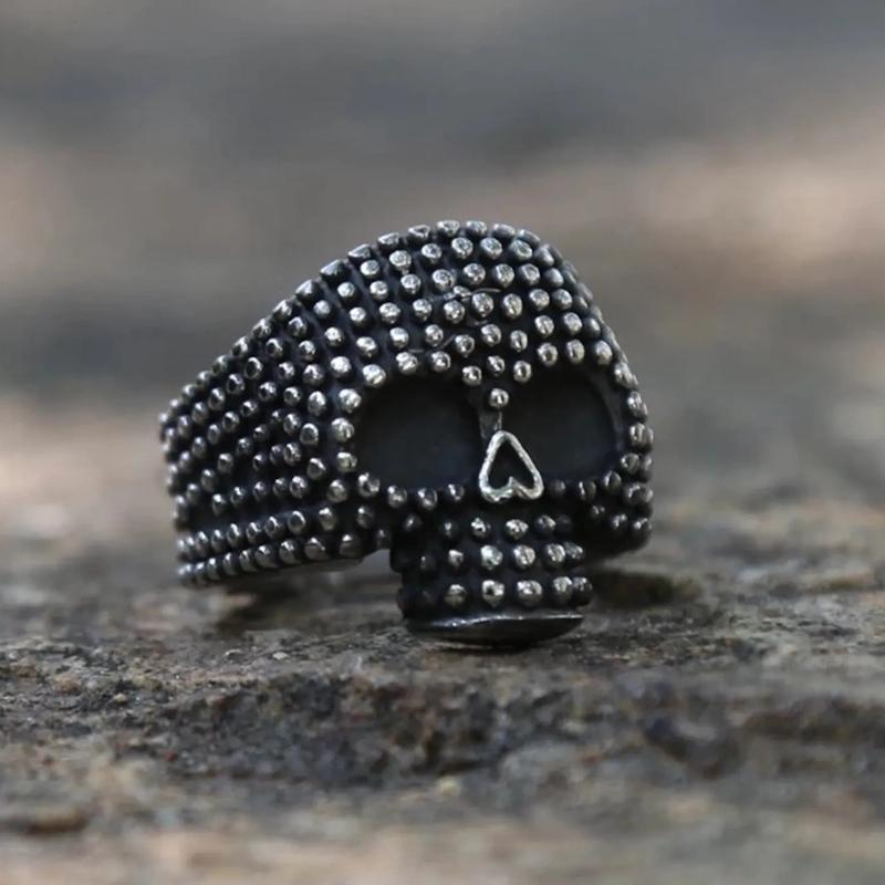 ANILLO DE ACERO INOXIDABLE CON TACHUELAS DE CALAVERA GÓTICA