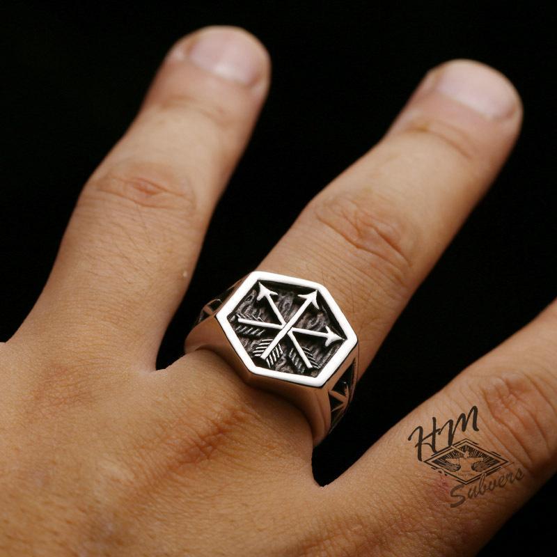 ANILLO DE ACERO INOXIDABLE CON FLECHAS HEXAGONALES