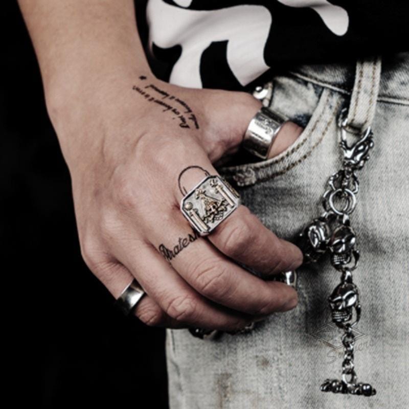 ANILLO DE CALAVERA CON OJO DE DEMONIO PUNK